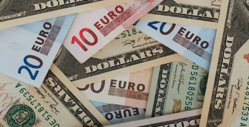 eurusd-The image shows overlapping Euro and Dollar banknotes