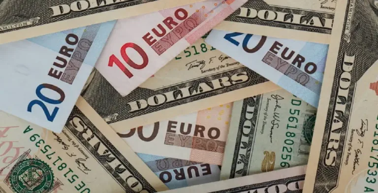 eurusd-The image shows overlapping Euro and Dollar banknotes